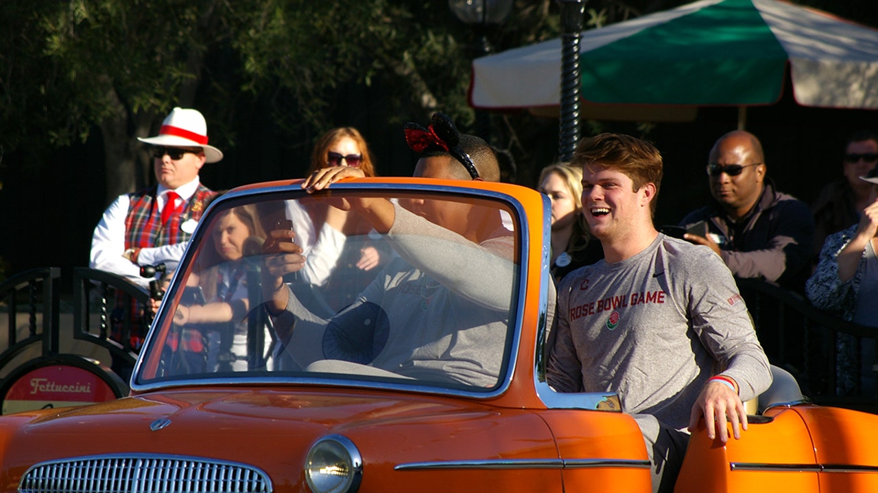 Rose Bowl Photo Gallery: USC and Penn State Visit Disneyland
